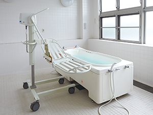 座ったままや寝たままで入れる浴室など、介護支援のための最新設備を導入