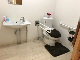 使いやすさを考えた洗面所とトイレ。  ゆったりとしたデザインなので車椅子のままでもご使用いただけます。   
